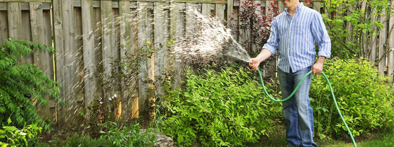 homme-arrose-jardin